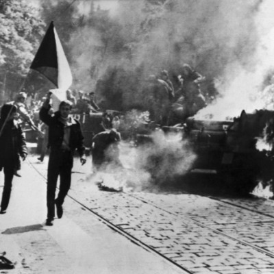srpen 1968, rozhlas, VinohradskÃ¡ tÅ™Ã­da, tank, hoÅ™Ã­, vlajka, vlajkonoÅ¡