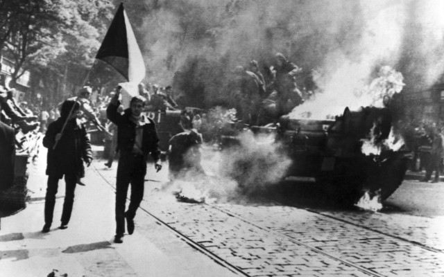srpen 1968, rozhlas, VinohradskÃ¡ tÅ™Ã­da, tank, hoÅ™Ã­, vlajka, vlajkonoÅ¡