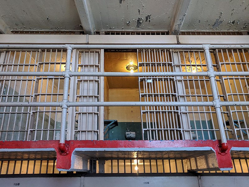 800px-Alcatraz_Federal_Penitentiary_-_Cell_181_-_Al_Capone