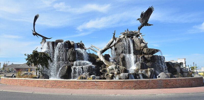 1024px-Utah_Street_fountain_and_sculpture_Idaho_Falls
