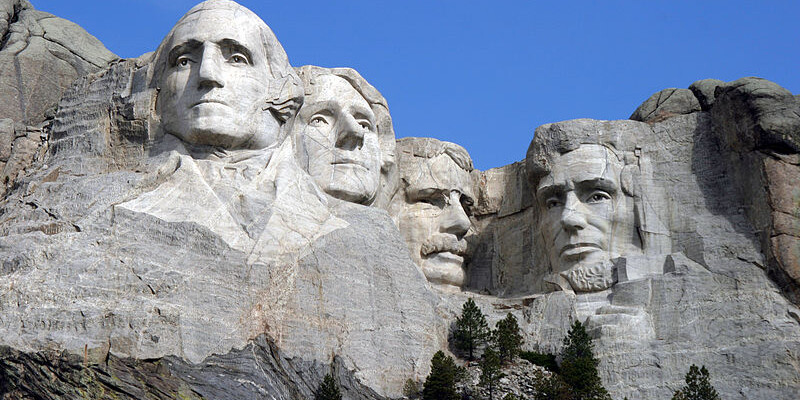 800px-Dean_Franklin_-_06.04.03_Mount_Rushmore_Monument_(by-sa)